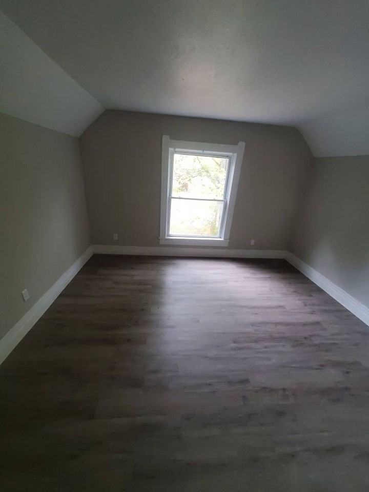 906 West 22nd Street - Photo 3 of 8