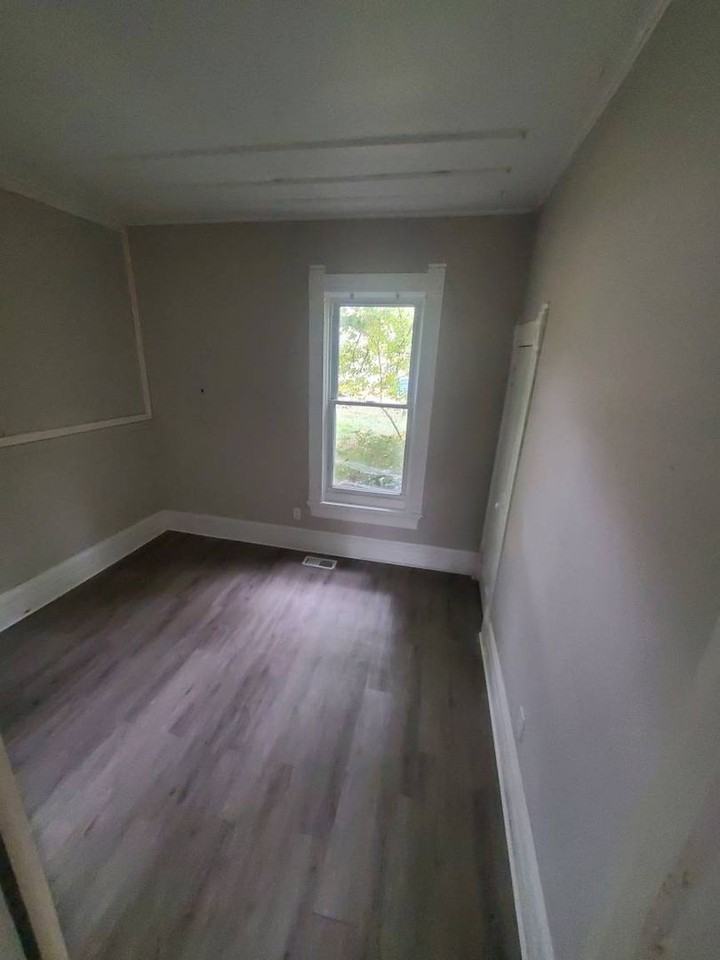 906 West 22nd Street - Photo 6 of 8