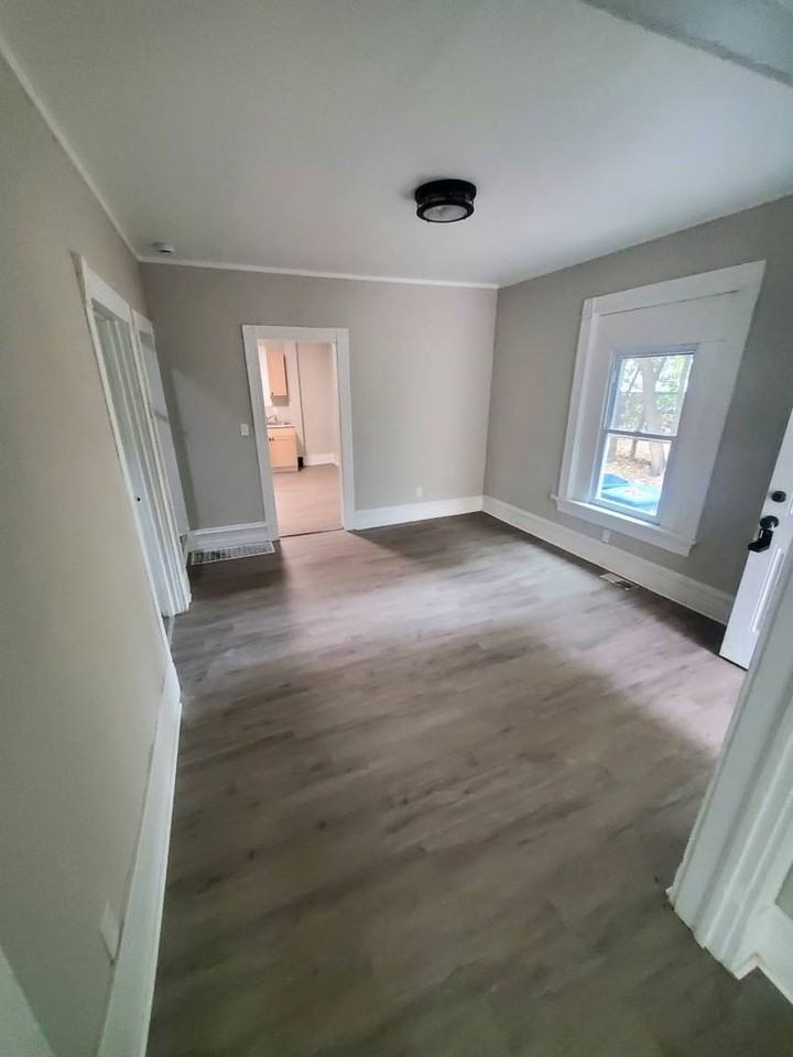 906 West 22nd Street - Photo 7 of 8