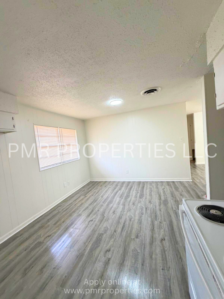 4303 Nw Hoover Ave - Photo 2 of 16