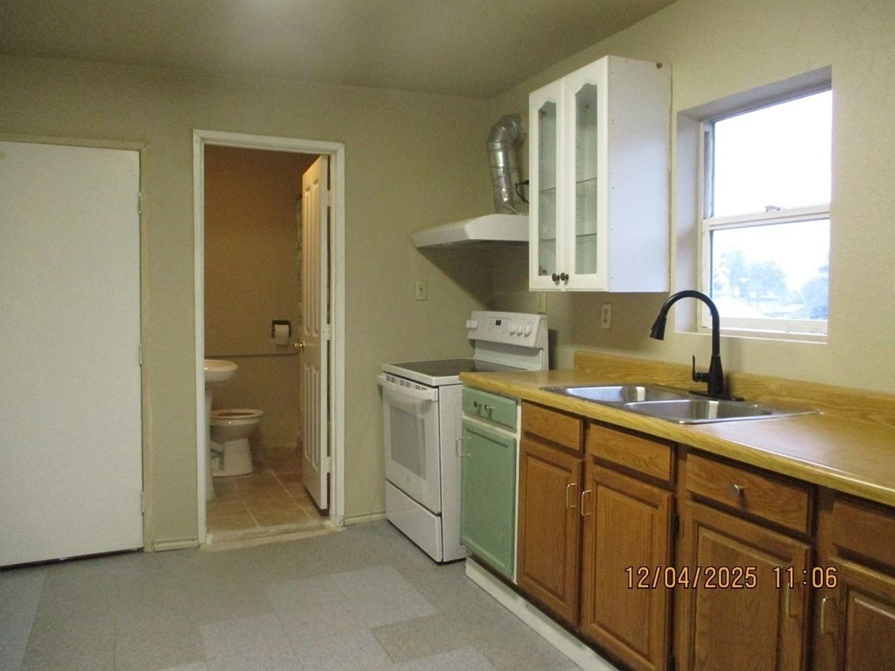 1116 East 1st Street - Photo 3 of 4