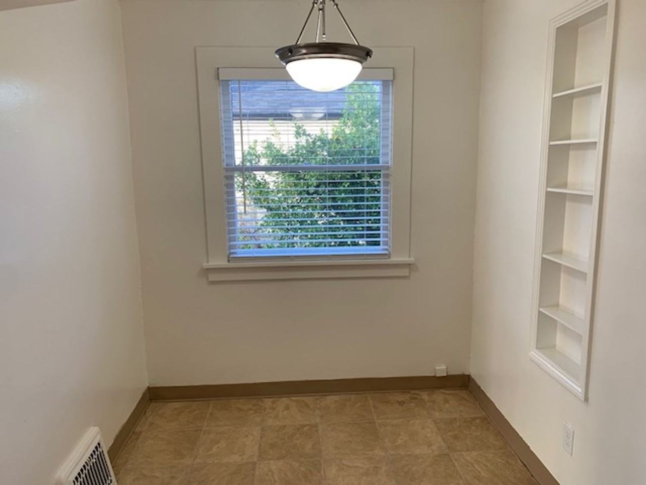 7114 North Commercial Avenue - Photo 5 of 12