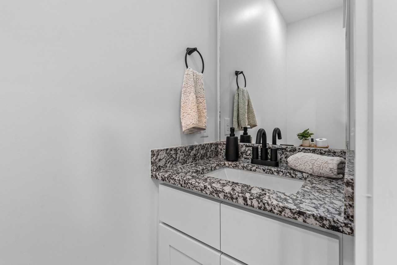 621 S Wall St - Photo 5 of 38