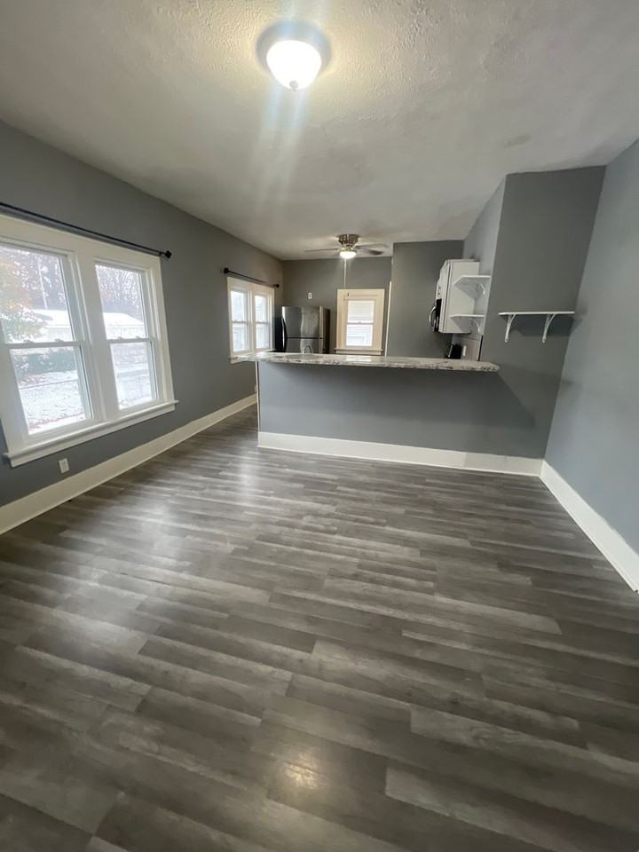 1039 North Franklin Avenue - Photo 3 of 11