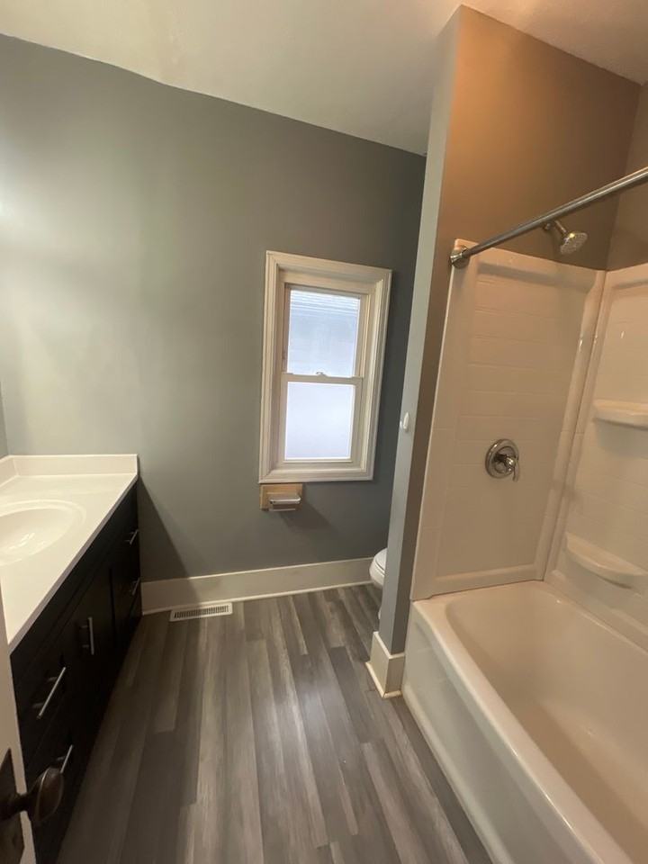 1039 North Franklin Avenue - Photo 6 of 11