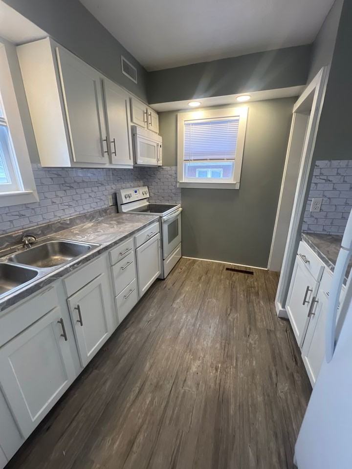 2557 S 6th St - Photo 4 of 13