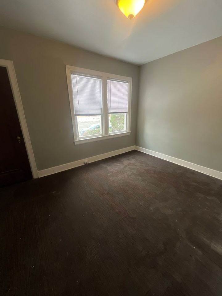 2557 S 6th St - Photo 5 of 13