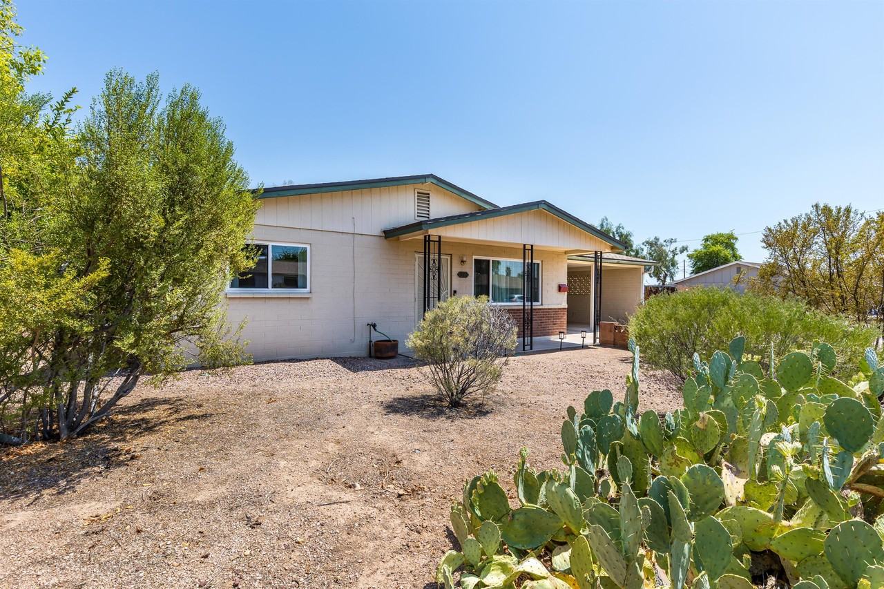 921 West 16th Street #1 - Photo 2 of 28