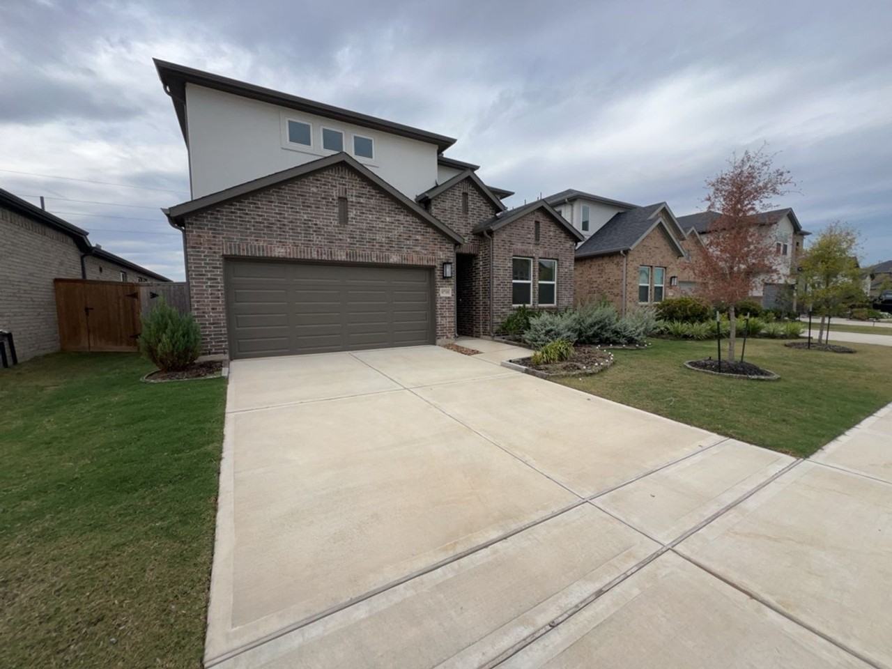 9719 Lucky Knot Ln - Photo 2 of 33