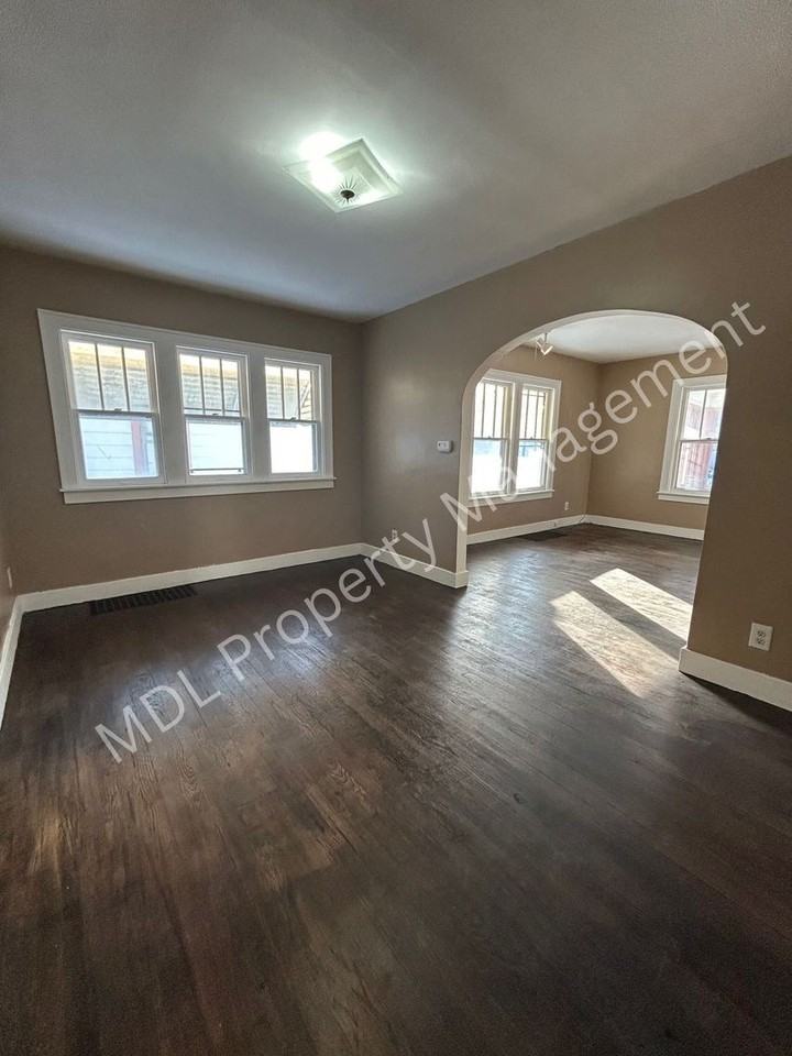 2310 North Clinton Street - Photo 4 of 11