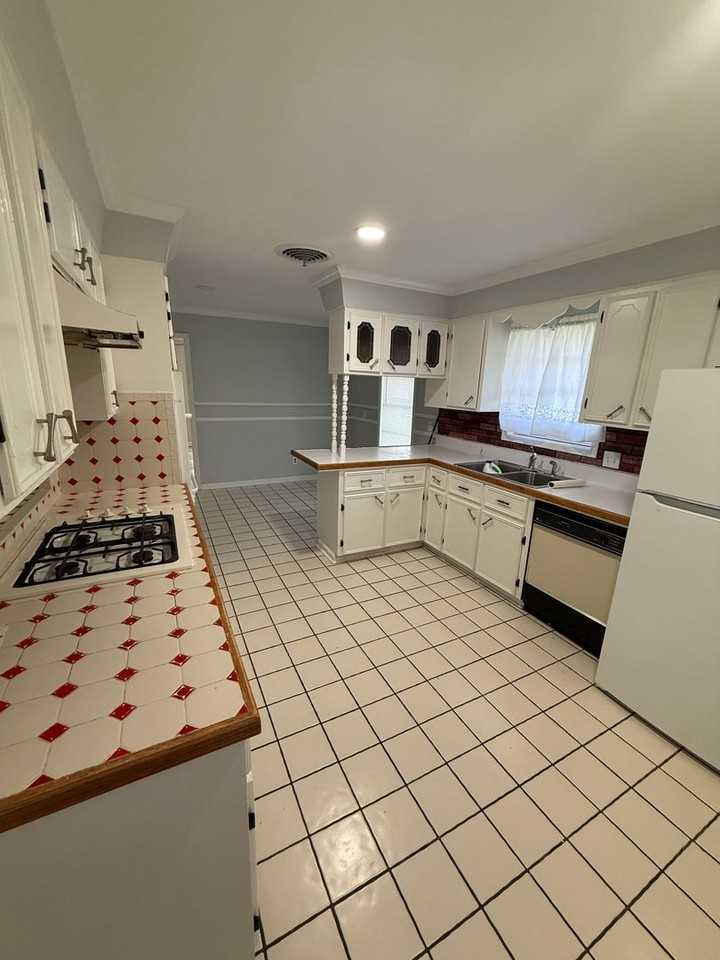 2615 Blackwell St - Photo 3 of 11