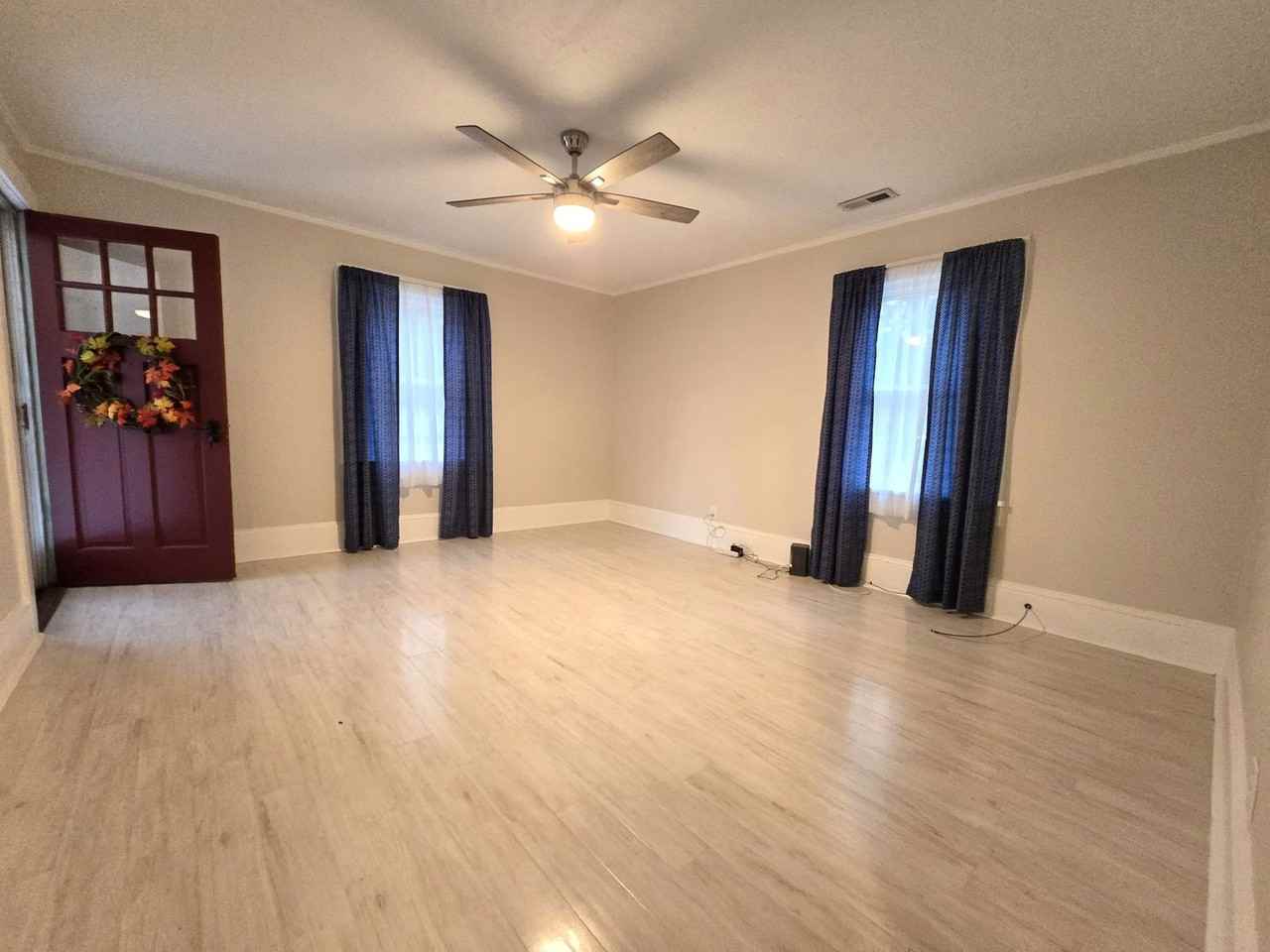 903 Raleigh St - Photo 2 of 9