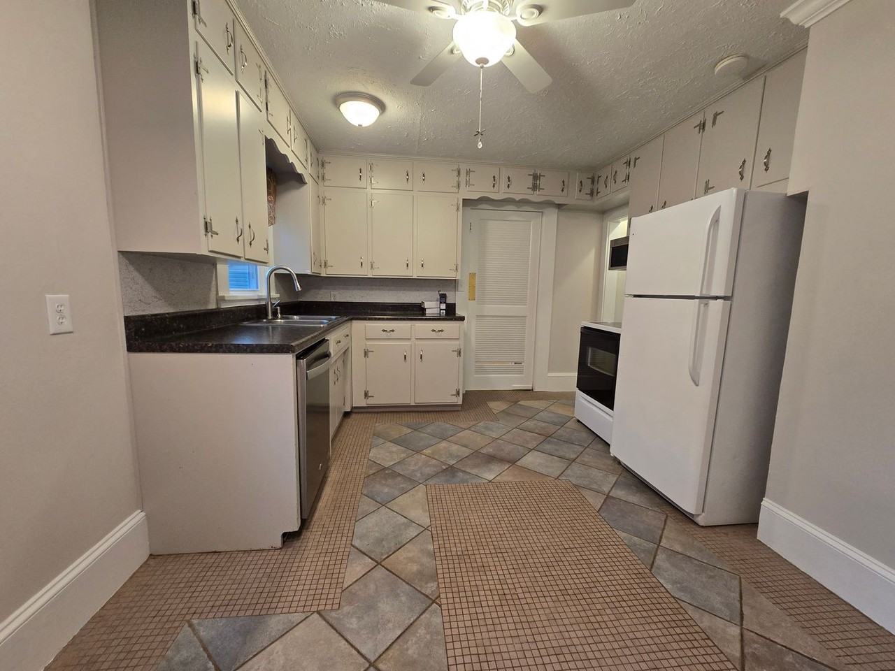 903 Raleigh St - Photo 3 of 9