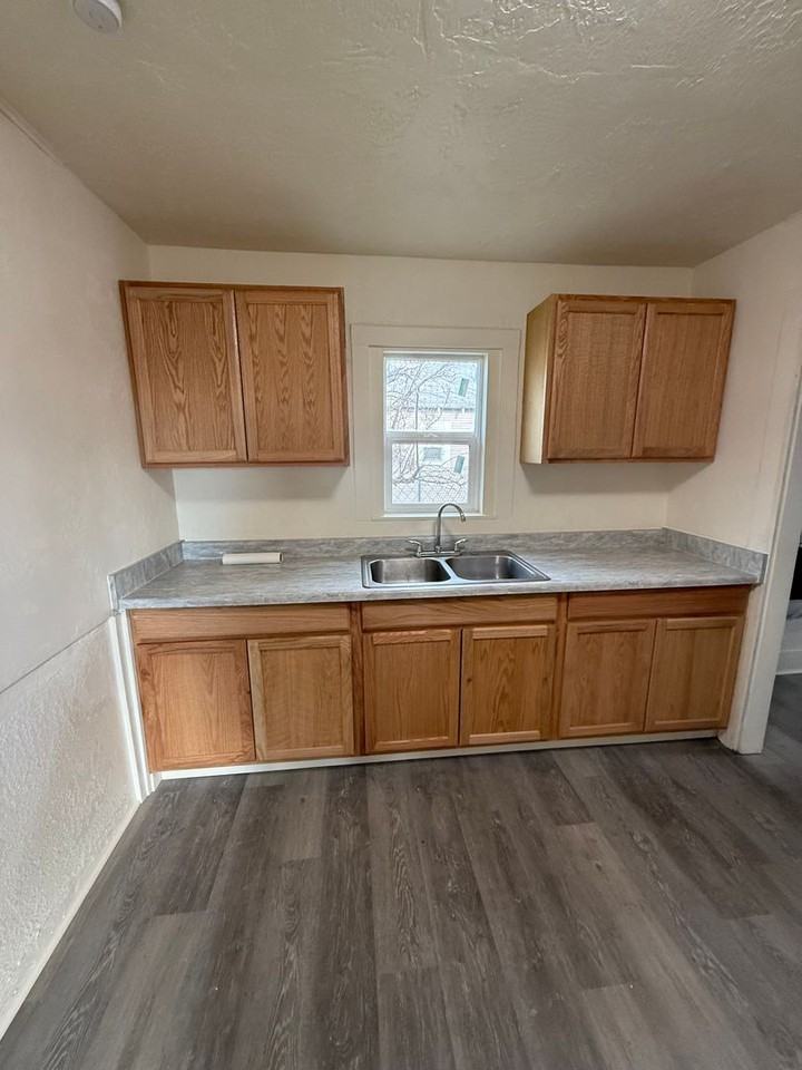 308 S Broad St - Photo 2 of 10