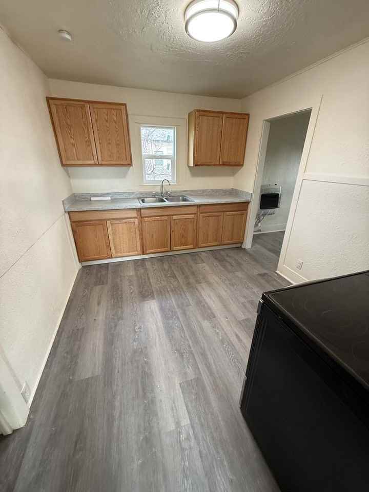 308 S Broad St - Photo 4 of 10