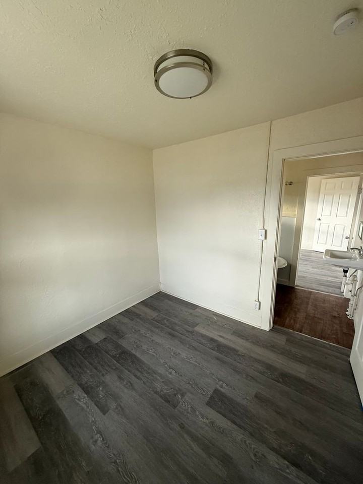 308 S Broad St - Photo 5 of 10