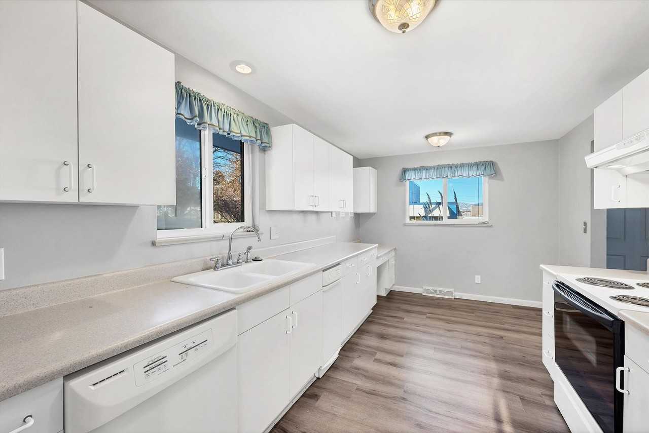 6024 S Prince St - Photo 4 of 15