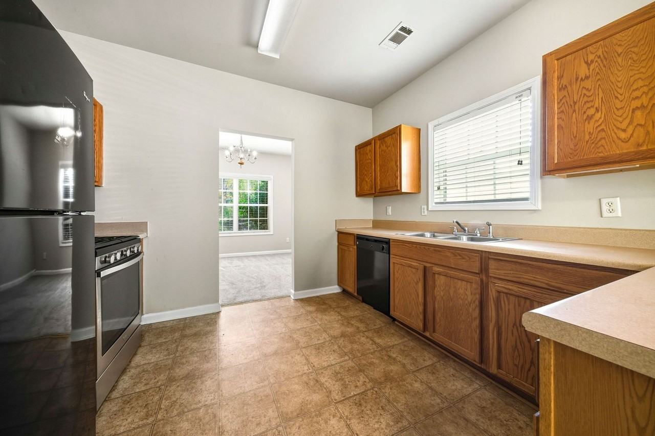 4750 Ferncrest Pl - Photo 3 of 32