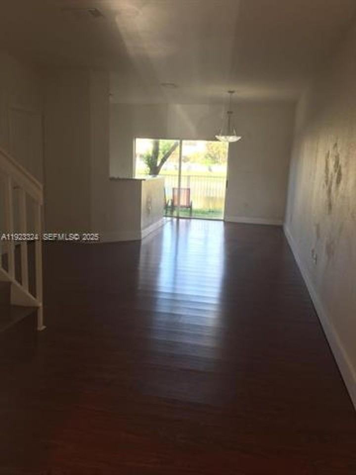 10803 10803 NW 83rd St th 6-1 #1 - Photo 3 of 50