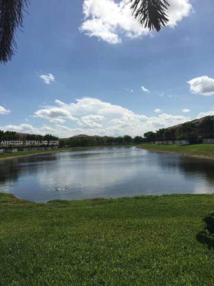 10803 10803 NW 83rd St th 6-1 #1 - Photo 4 of 50