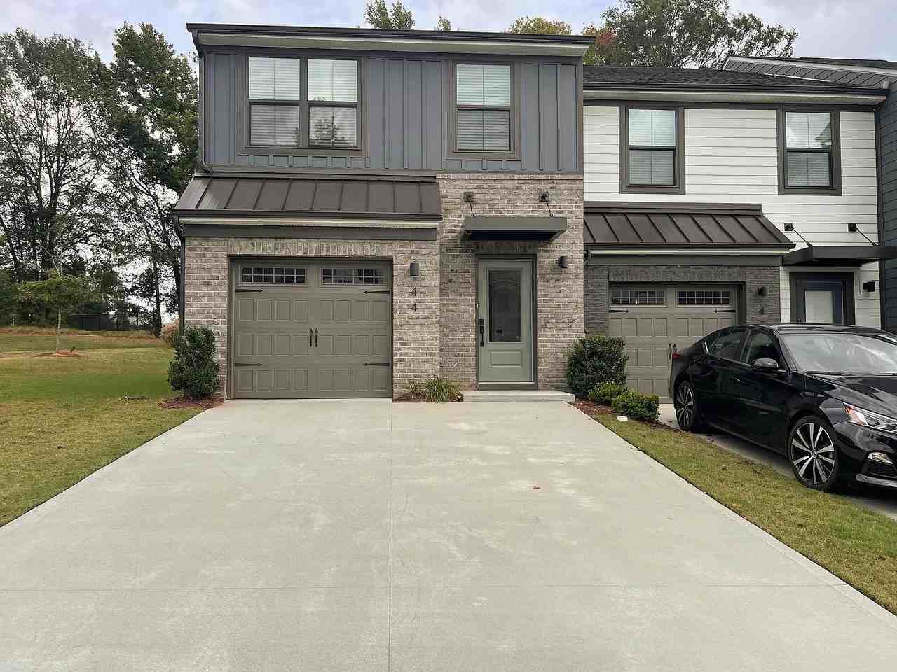 44 Connaught Ct #1 - Photo 2 of 31