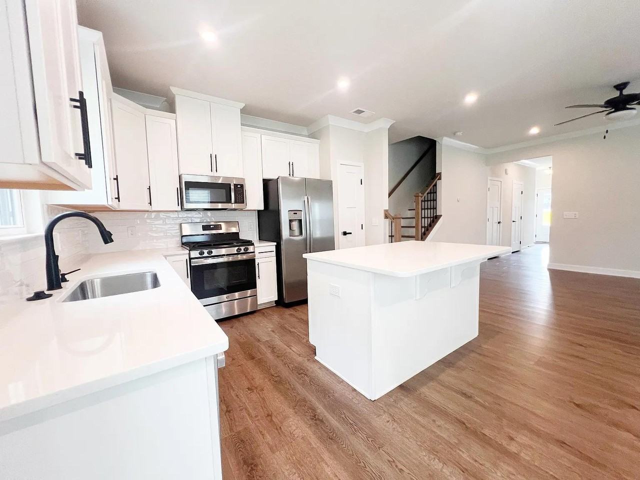 44 Connaught Ct #1 - Photo 4 of 31