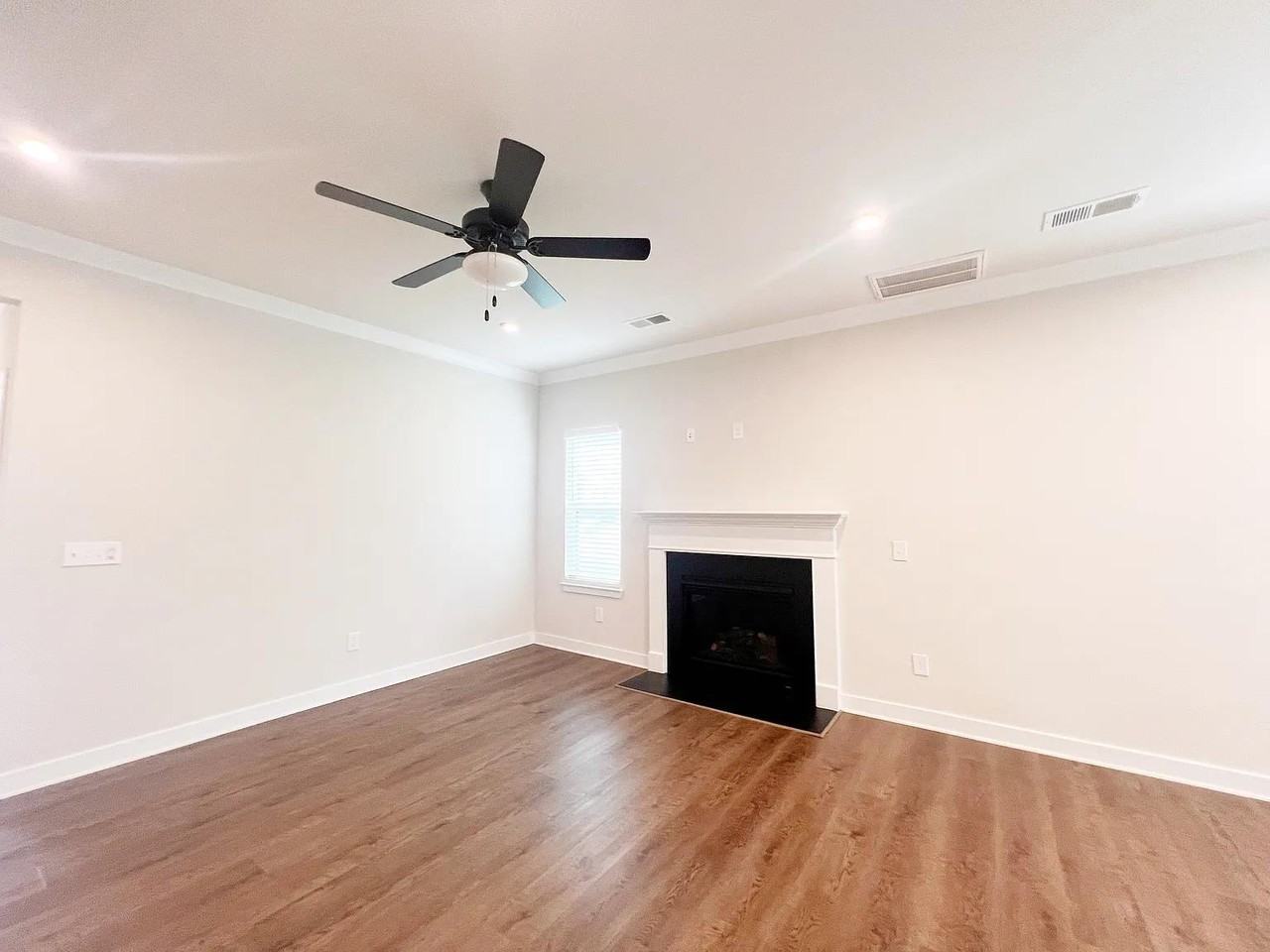 44 Connaught Ct #1 - Photo 5 of 31