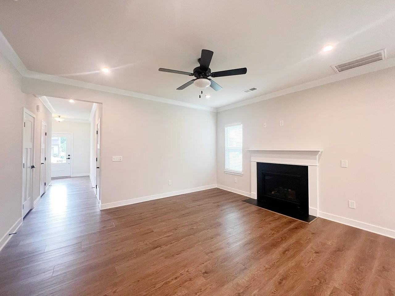 44 Connaught Ct #1 - Photo 6 of 31