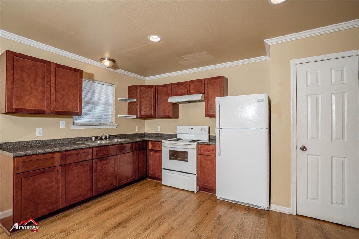 1243 Pecan St #1 - Photo 4 of 24