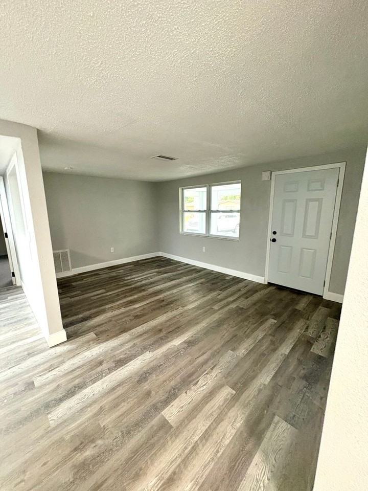 9110 Pegasus Ave - Photo 2 of 16