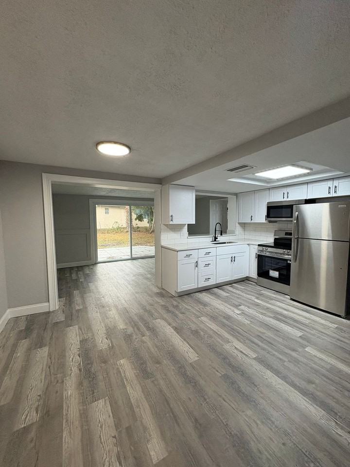 9110 Pegasus Ave - Photo 4 of 16