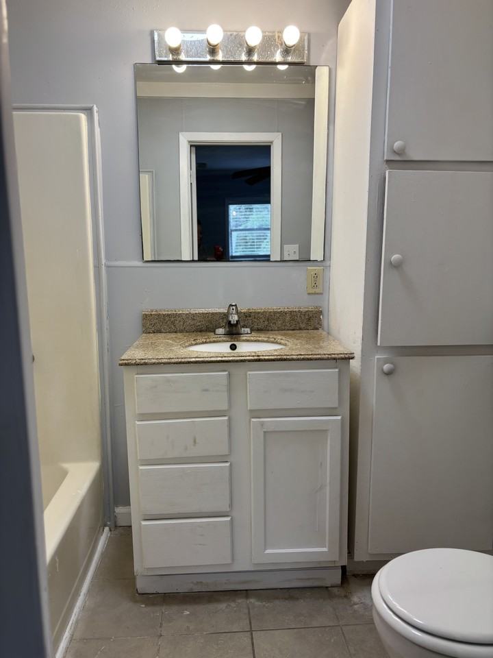 212 W 7th St #B - Photo 3 of 4