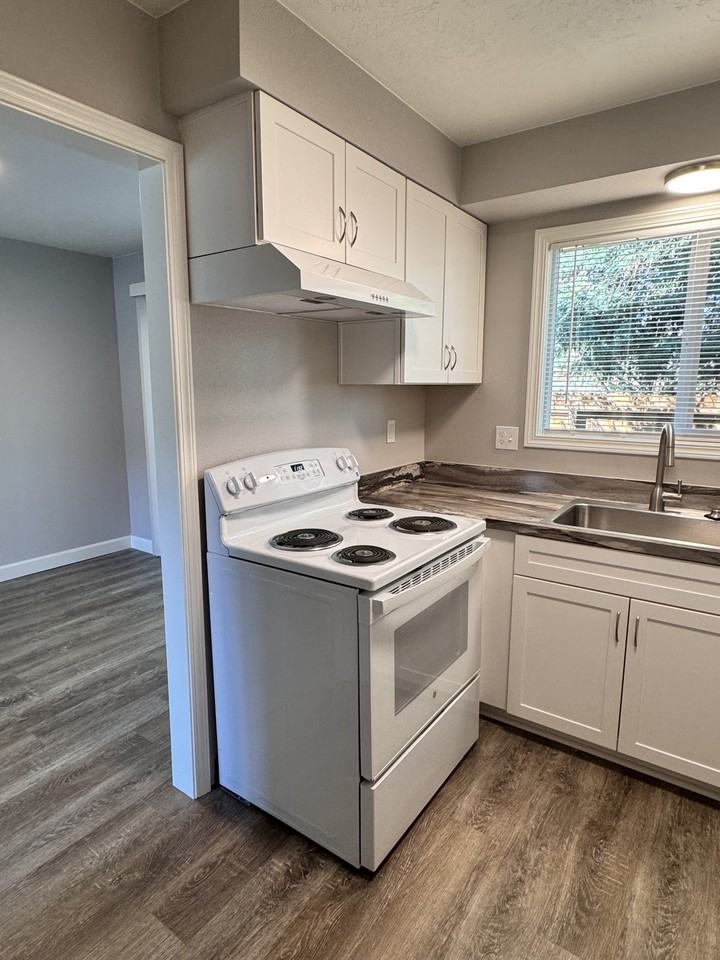 2392 Northeast Carolyn Court #2R2 - Photo 3 of 18