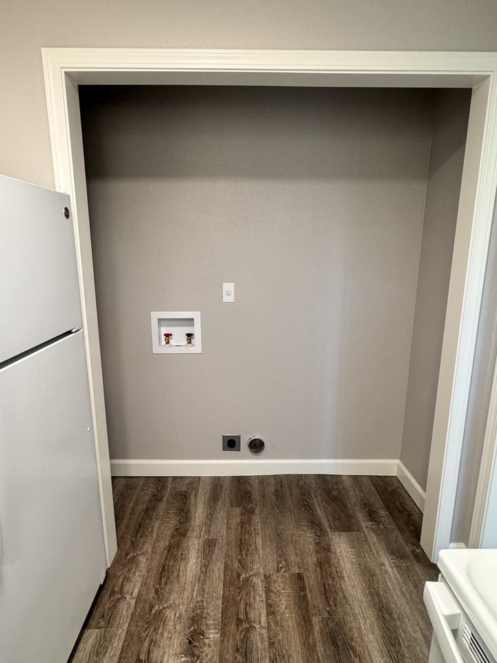 2392 Northeast Carolyn Court #2R2 - Photo 4 of 18