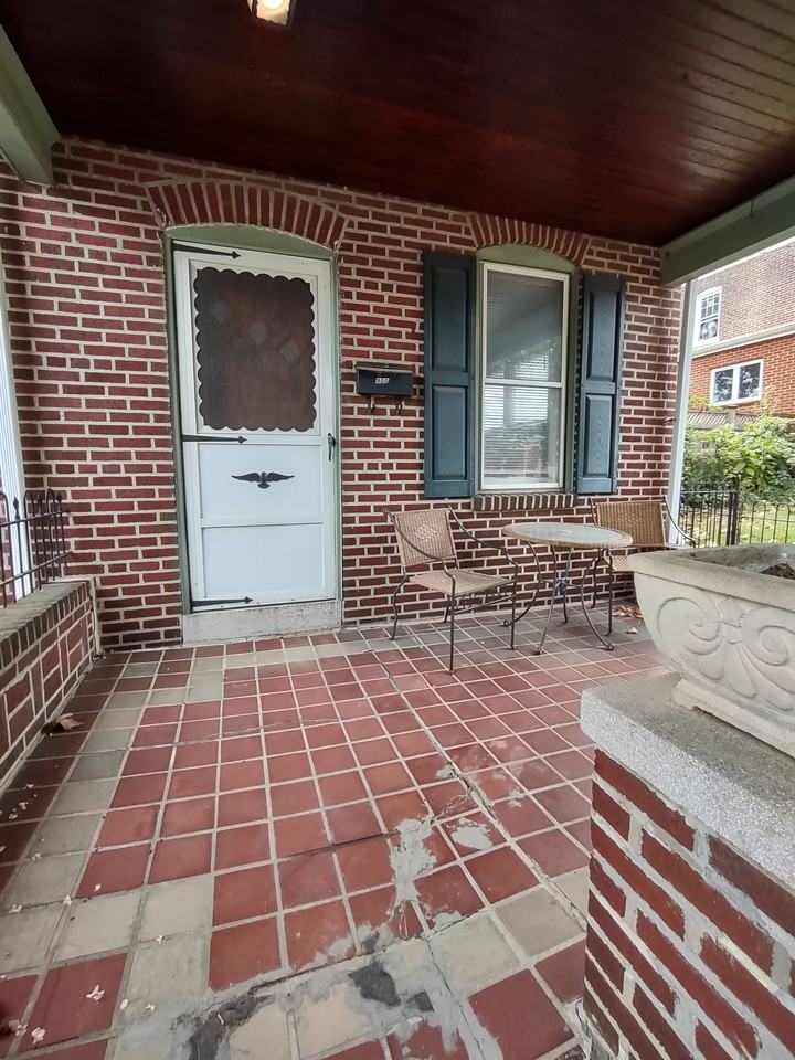 900 N Clayton St - Photo 2 of 10