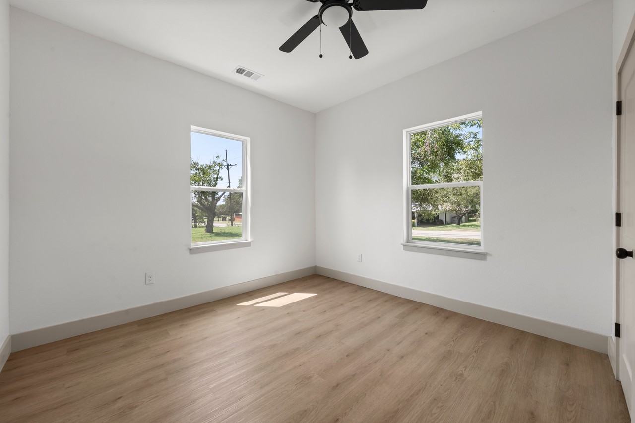 402 East Charles Street #1 - Photo 4 of 15