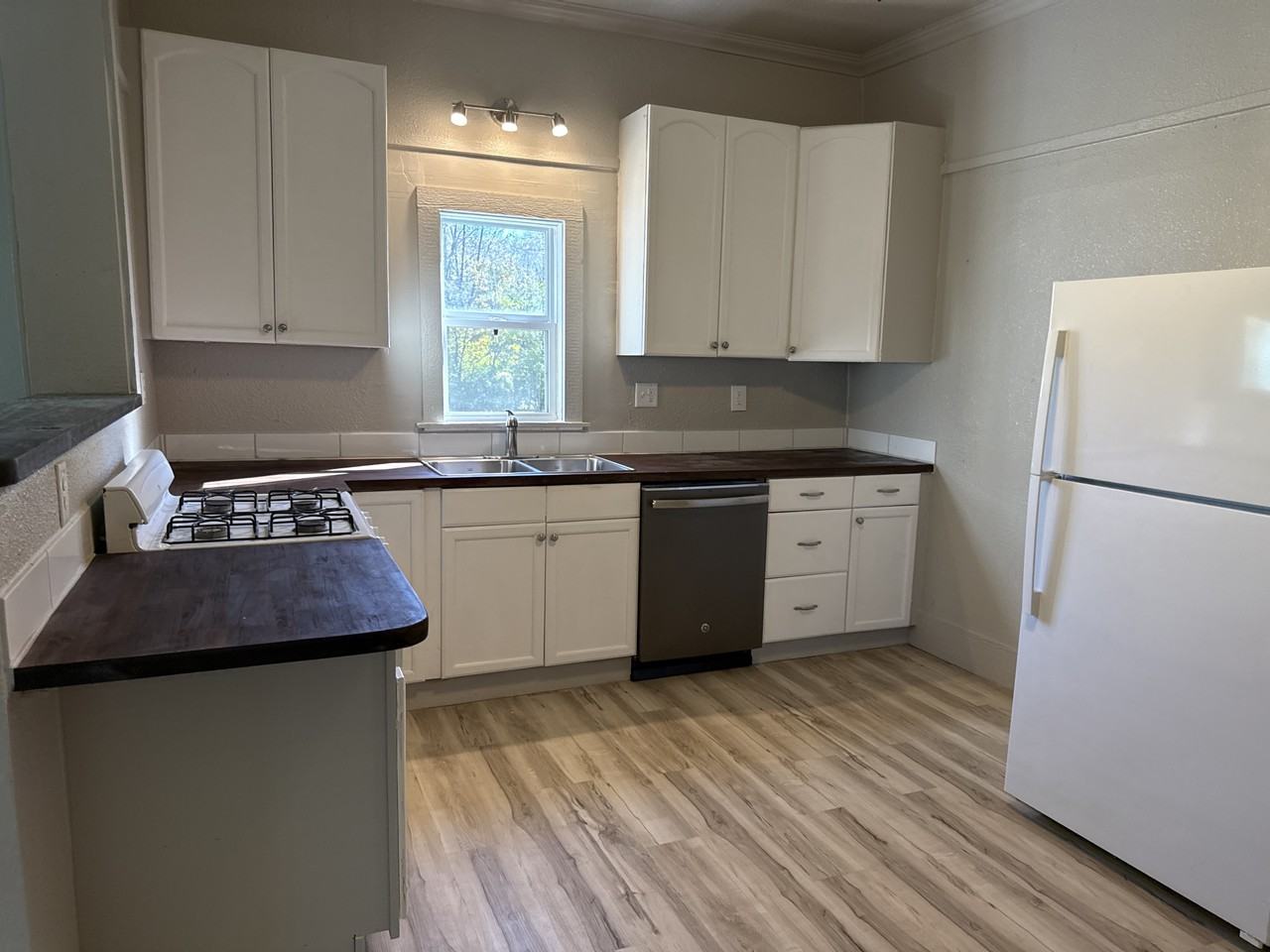 836 East 10th Street #1 - Photo 5 of 8