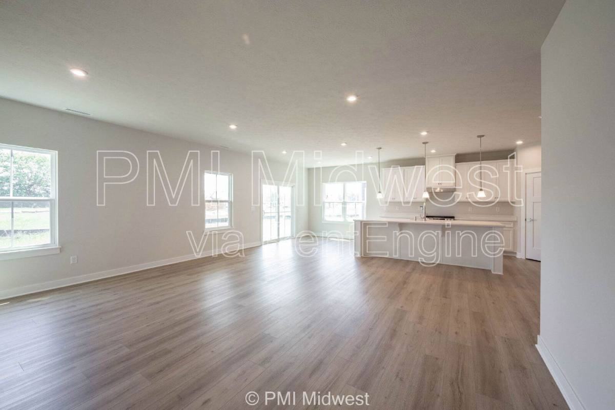 581 Roosevelt Street - Photo 2 of 7