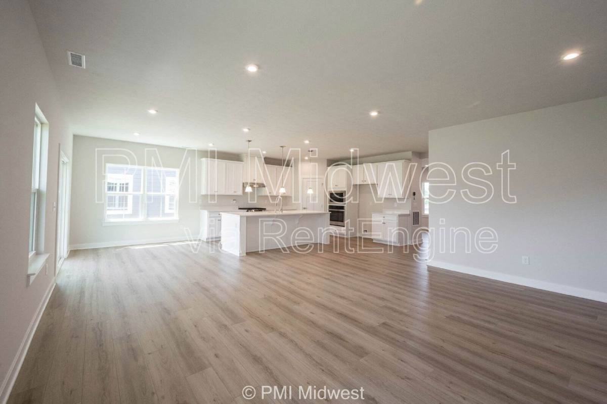 581 Roosevelt Street - Photo 3 of 7
