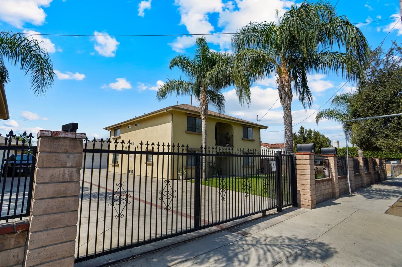 11817 Glenoaks Boulevard