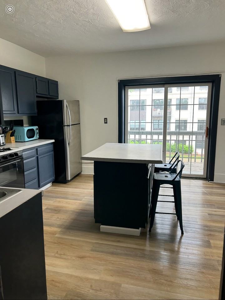 1613 N Van Buren St #B - Photo 3 of 17