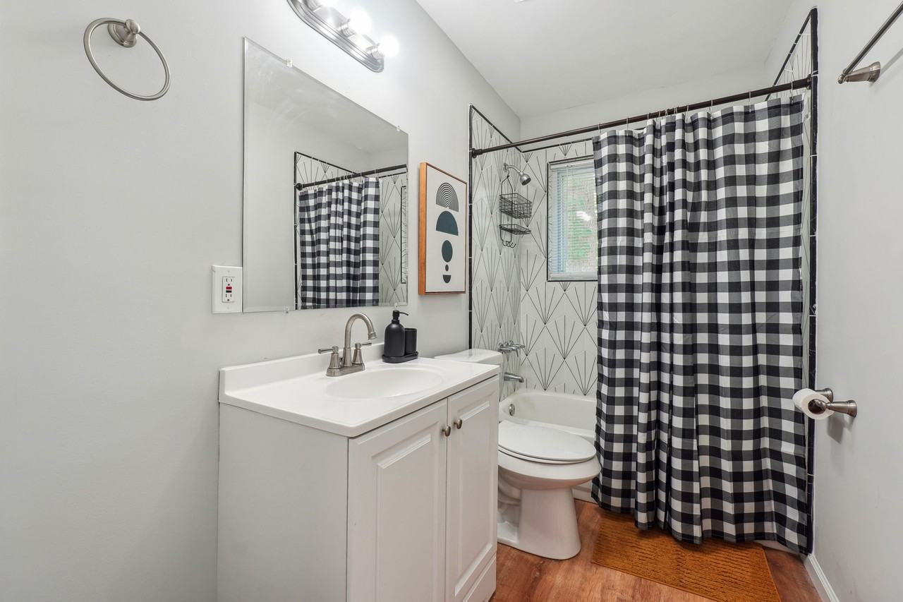 30296 Private Bedroom for Professional (Bedroom - Photo 2 of 12