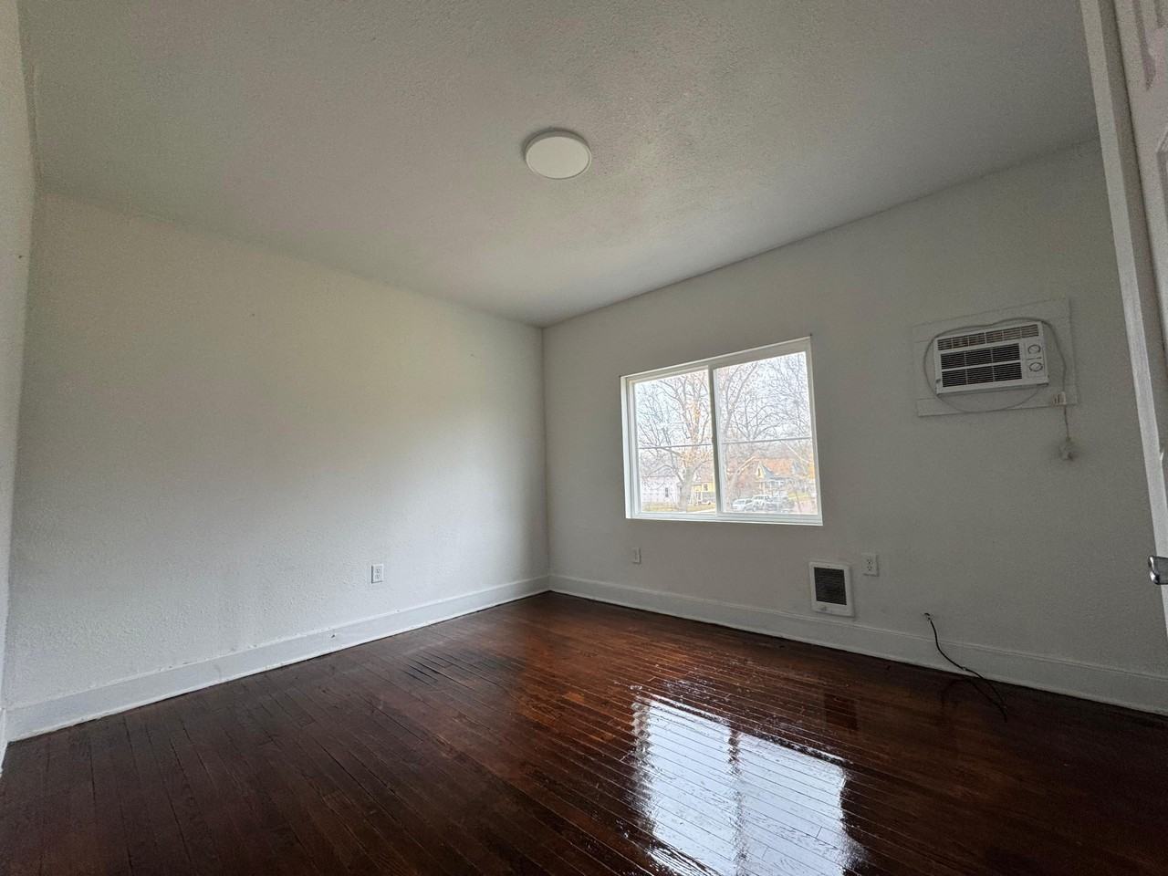 542 N Scott St #1 - Photo 5 of 20