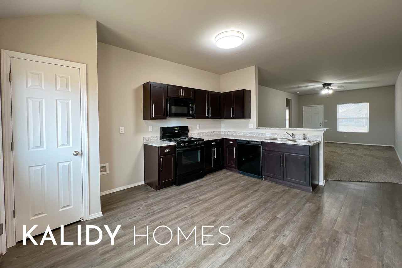 4301 Driftwood Dr #1 - Photo 4 of 26