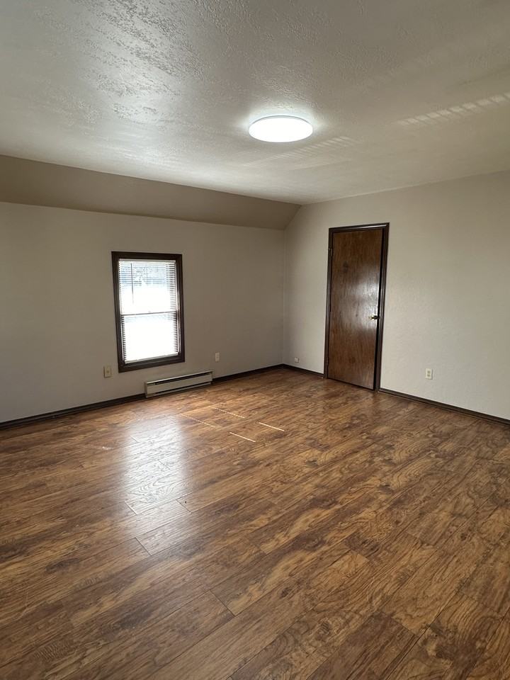 713 N Main St #2 - Photo 3 of 7