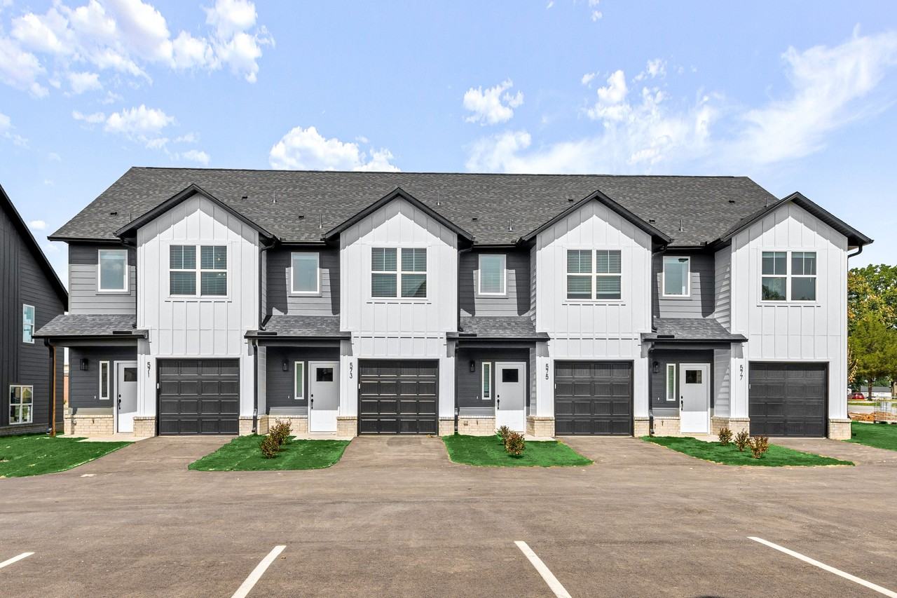 521 W Pickens Rd #B521 - Photo 3 of 23