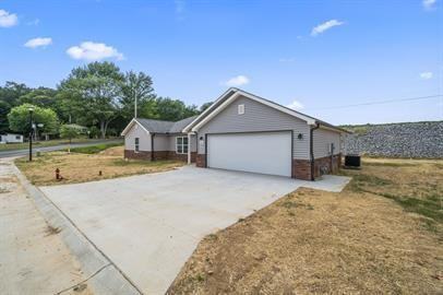 311 Oak Grove Cir - Photo 3 of 31