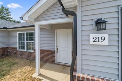320 Oak Grove Cir - Photo 4 of 31