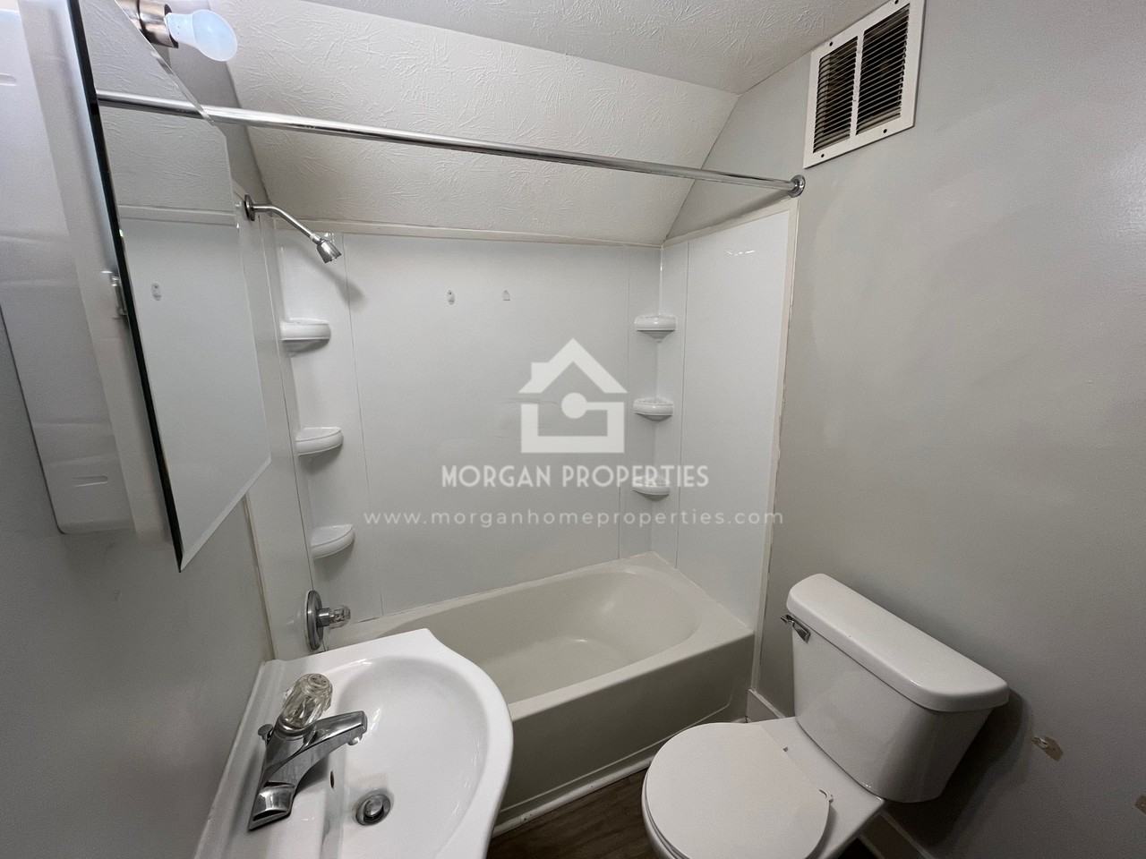 832 E 7th St - Photo 4 of 6