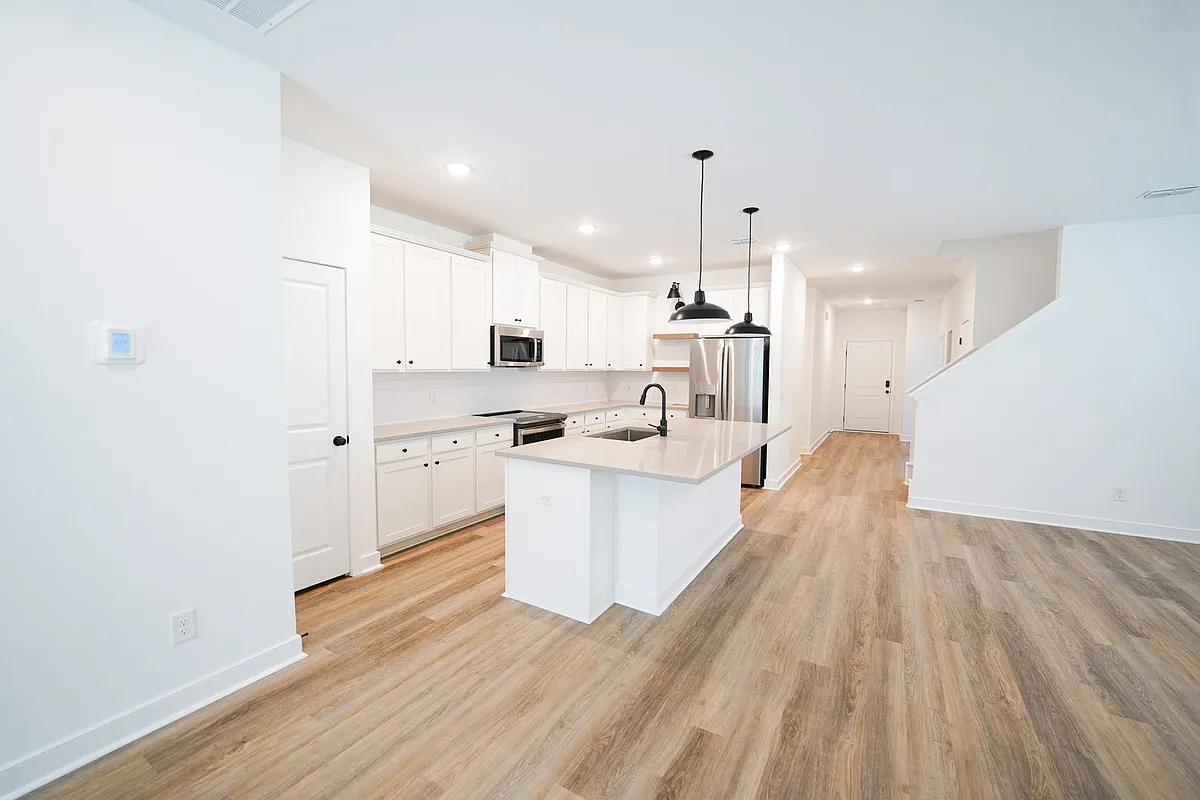 136 Kingswood Cir #1 - Photo 5 of 19